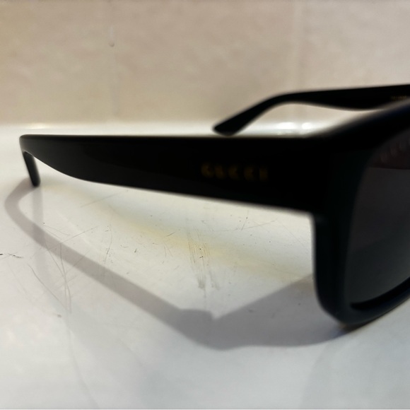 Gucci Elegant Black Sunglasses - Picture 2 of 6